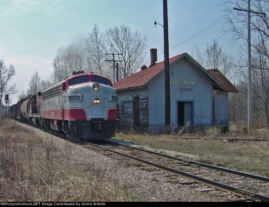 ELS 600 passing the depot